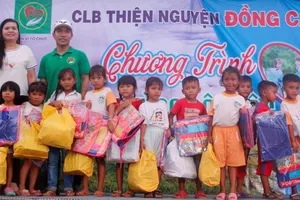 Trao quà các học sinh khó khăn biết vươn lên học tốt ở Bình Thuận