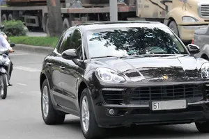  Xe sang lưu thông trên đường Nguyễn Văn Linh                               Ảnh: THÀNH TRÍ 