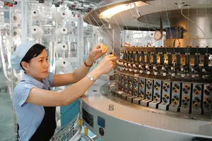 Ngành dệt tiếp cận thiết bị hiện đại để nâng cao chất lượng sản phẩm       Ảnh: THÀNH TRÍ