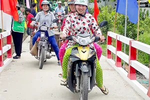 Niềm vui của bà con xã Long Thới khi đi trên cây cầu mới