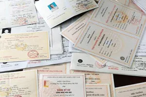 Nhiều loại giấy tờ giả như bằng đại học, cao đẳng, chứng chỉ tiếng Anh được làm và rao bán công khai trên mạng.