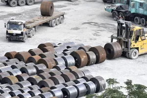 Bốc dỡ thép tại cảng Rau quả, quận 7            Ảnh: Cao Thăng