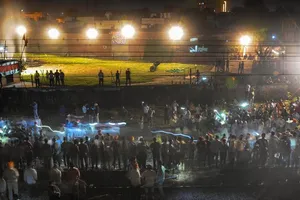 Đoàn tàu đã cán qua đám đông đang tụ tập ở đường ray để tham gia lễ hội Dussehra truyền thống của người Hindu. Ảnh: INDIA EXPRESS 