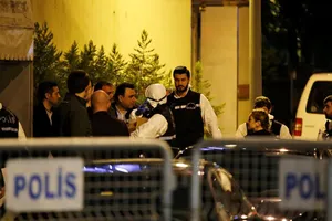 Cảnh sát Thổ Nhĩ Kỳ khám xét Tổng lãnh sự quán Saudi Arabia ở Istanbul hôm 15-10 do liên quan đến  vụ việc nhà báo Jamal Khashoggi bị giết hại. Ảnh: AP