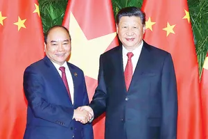 Thủ tướng Nguyễn Xuân Phúc gặp Tổng Bí thư,  Chủ tịch Trung Quốc Tập Cận Bình tại Hội chợ nhập khẩu quốc tế Trung Quốc    Ảnh: TTXVN