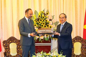 Bí thư Thành ủy TPHCM Nguyễn Thiện Nhân tặng  Thủ tướng Pháp Édouard Philippe mô hình Nhà hát Thành phố   					Ảnh: DŨNG PHƯƠNG