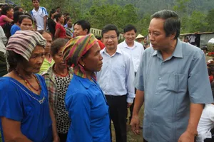 Bí thư Tỉnh ủy Quảng Bình Hoàng Đăng Quang thăm hỏi  đồng bào xã Tân Trạch, Bố Trạch sau siêu bão số 10 năm 2017