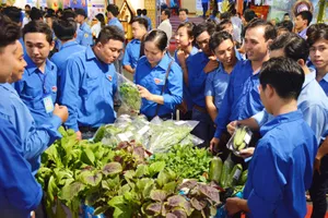 Đoàn viên thanh niên xứ dừa trao đổi kinh nghiệm khởi nghiệp, thoát nghèo                                                                                                                       Ảnh: HÀM LUÔNG