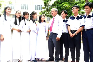 Thầy Bùi Trí Hiệp, Hiệu trưởng Trường THPT Mạc Đĩnh Chi  (quận 6) cùng các học trò