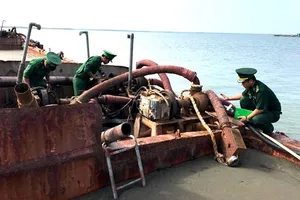 Bộ đội Biên phòng TPHCM  tạm giữ một sà lan hút cát trái phép