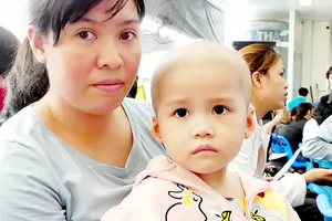 Bé Nguyễn Ngọc Gia Hân mắc phải chứng bệnh lạ nổi hạch khắp cơ thể 