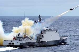 Tàu hải quân Hàn Quốc phóng tên lửa chống hạm Hải Tinh. Ảnh: REDDIT