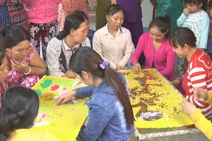 Từ nguồn vốn được các hội viên chung giúp, nhiều chị em phụ nữ  ở huyện Tam Nông đã có được nghề đan thêu, tạo nguồn thu nhập