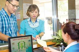 Đăng ký khám chữa bệnh tại Bệnh viện Đại học Y Dược TPHCM. Ảnh: HOÀNG HÙNG