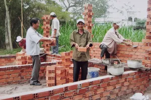 Các cựu TNXP Liên đội Dũng Cảm  chung tay xây nhà tình thương giúp đồng đội