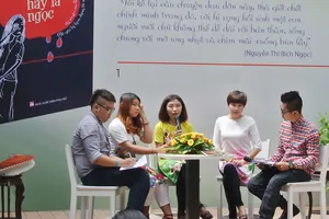 Nguyễn Thị Bích Ngọc (giữa) trong buổi ra mắt cuốn sách Cát hay là ngọc