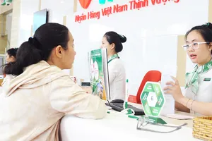 VPBank vừa được nới room tín dụng từ 15% lên 17% nhằm phục vụ vốn kinh doanh  mùa cao điểm cuối năm.          Ảnh: HUY ANH