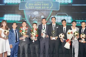 Các cầu thủ được vinh danh tại buổi lễ trao giải QBV. Ảnh: HOÀNG HÙNG