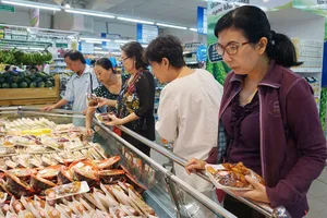 Người tiêu dùng chọn mua các loại nông sản, thực phẩm an toàn tại TPHCM                                                                                                               Ảnh: Thi Hồng