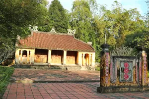 Bên trong ngôi đình Thạch Tân có miệng hầm dưới nền với hơn 32km địa đạo,                                                      được gọi là địa đạo Kỳ Anh.   Ảnh: NGỌC PHÚC