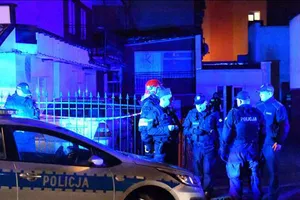 Lực lượng chức năng phong tỏa hiện trường vụ hỏa hoạn tại thành phố Koszalin. Ảnh:  PAP