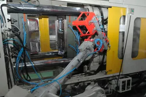 Sử dụng robot sản xuất sản phẩm nhựa gia dụng tại một doanh nghiệp ở TPHCM                                                    Ảnh: CAO THĂNG