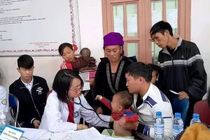 Nhiều đồng bào người dân tộc được các bác sĩ trẻ khám bệnh, tư vấn về chăm sóc sức khỏe
