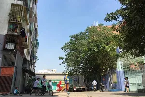 Thăm hỏi các hộ dân bị ảnh hưởng do chung cư bị nghiêng