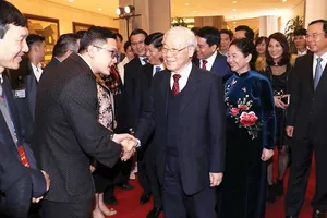 Tổng Bí thư, Chủ tịch nước Nguyễn Phú Trọng với các kiều bào về dự  Chương trình Xuân quê hương năm 2019.    Ảnh: TTXVN