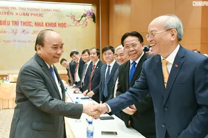 Thủ tướng Nguyễn Xuân Phúc và các trí thức, nhà khoa học. Ảnh: VGP