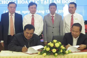 Các nông hộ trồng hoa ký kết tham gia chương trình thay thế đèn compact bằng đèn LED