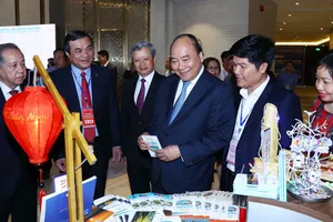 Thủ tướng  Nguyễn Xuân Phúc và các đại biểu thăm gian hàng  trưng bày  tại hội nghị.  Ảnh: TTXVN