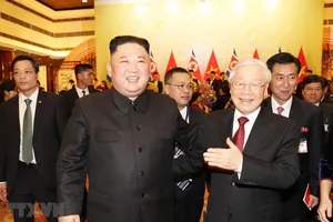 Tổng Bí thư, Chủ tịch nước Nguyễn Phú Trọng tiễn Chủ tịch Triều Tiên Kim Jong-un sau buổi tiệc chiêu đãi tối 1-3. Ảnh: TTXVN