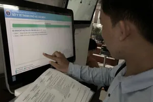 Người dân tra cứu hồ sơ  qua Cổng thông tin điện tử ngành y tế TPHCM