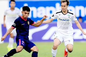 Tuấn Anh (phải) và HA.GL đang chơi khá chật vật ở V-League 2019. Ảnh: MINH TRẦN