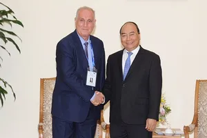 Thủ tướng Nguyễn Xuân Phúc và ông Aslan Aslanov, Chủ tịch OANA - Ảnh: VGP