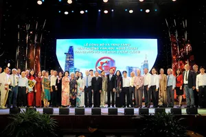 Lãnh đạo TPHCM chúc mừng các cá nhân, tập thể đoạt giải.    Ảnh: MINH AN