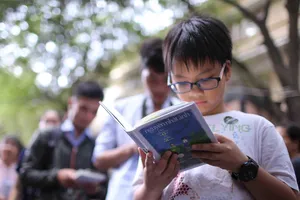 Việc đọc sách với trẻ nhỏ phải bắt đầu từ sự hứng thú           . Ảnh: DŨNG PHƯƠNG