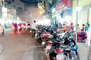 Phản ánh trực tuyến, vỉa hè vẫn bát nháo