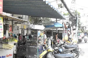 Khu vực thí điểm cho người bán hàng rong tại hẻm  60 Lý Chính Thắng (quận 3). Ảnh: QUANG HUY