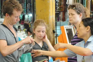 Du khách nước ngoài mua sắm tại chợ Bến Thành                                                                       .      Ảnh: CAO THĂNG