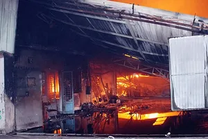 Khẩn trương điều tra, làm rõ nguyên nhân vụ cháy nhà kho chứa tài liệu xe buýt