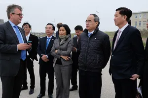 Bí thư Thành ủy TPHCM Nguyễn Thiện Nhân nghe giới thiệu về đê đa chức năng  tại Hà Lan.  Ảnh: KIỀU PHONG