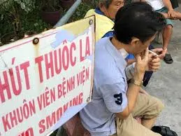 Nhiều người vô tư hút thuốc trong bệnh viện