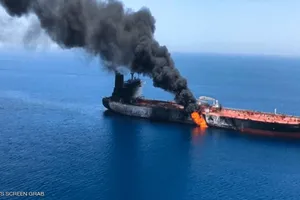Một tàu chở dầu đang bốc cháy trên biển Oman hôm 13-6-2019 