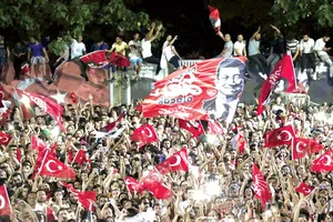 Cử tri ủng hộ ứng viên Ekrem Imamoglu ăn mừng chiến thắng