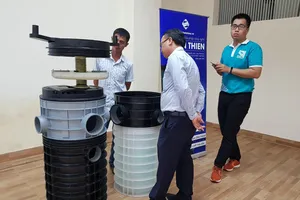 Sản phẩm hố ga nhựa chống triều cường, ngăn mùi hôi  được giới thiệu tại CESTI. Ảnh: CHÂU TUẤN