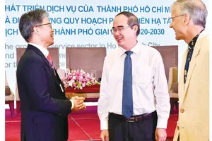 Bí thư Thành ủy TPHCM Nguyễn Thiện Nhân  trao đổi cùng các đại biểu dự hội thảo. Ảnh: VIỆT DŨNG