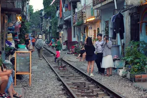 Những đoạn đường sắt rập rình tai nạn khi hành lang an toàn bị xâm phạm