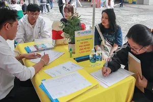 Sinh viên đăng ký xét  tuyển vào Trường ĐH Công nghệ TPHCM